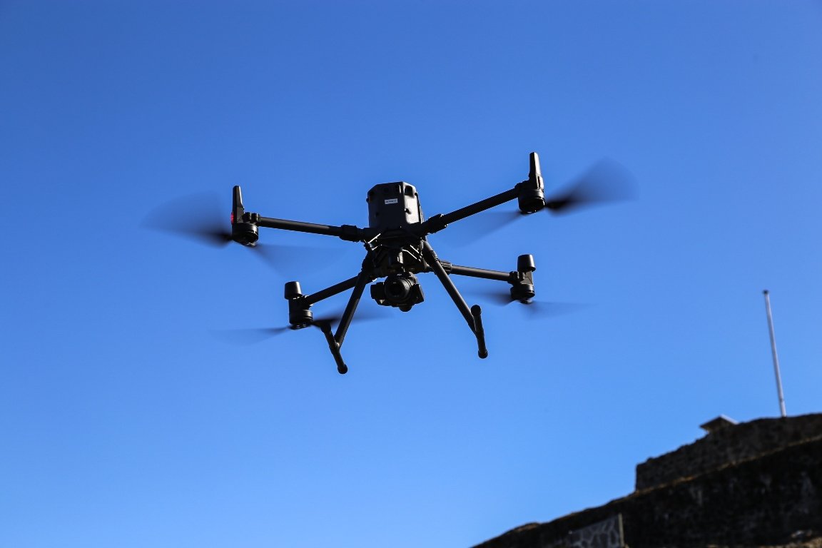 Eine ganz besondere Drohne zieht Kreise über die Burgruine Waldeck: Die neuentwickelte Kamera 