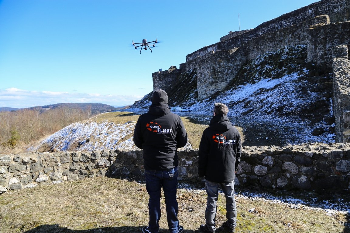Tom Gradl und Anselm Dötterl testen neuste Technik und lassen die Drohne für erstaunliche Aufnahmen über die Burgruine Waldeck fliegen. Bild: Roland Wellenhöfer. 