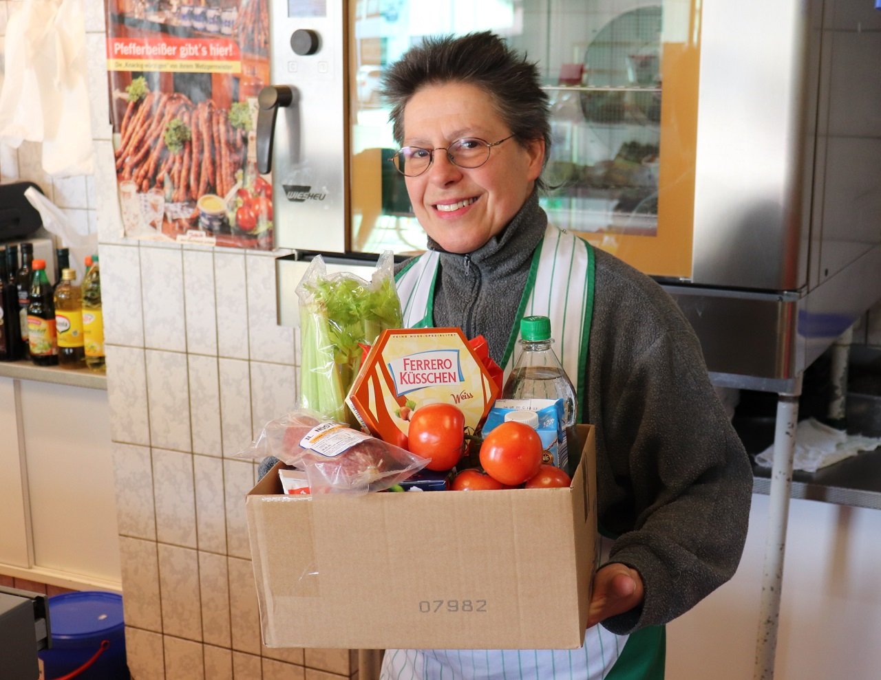 Viele helfen wie Margret Schels Lebensmittelgeschäft Schels Lebensmittelpaket Hilfe Corona-Krise Pandemie Bild Stadt Tirschenreuth