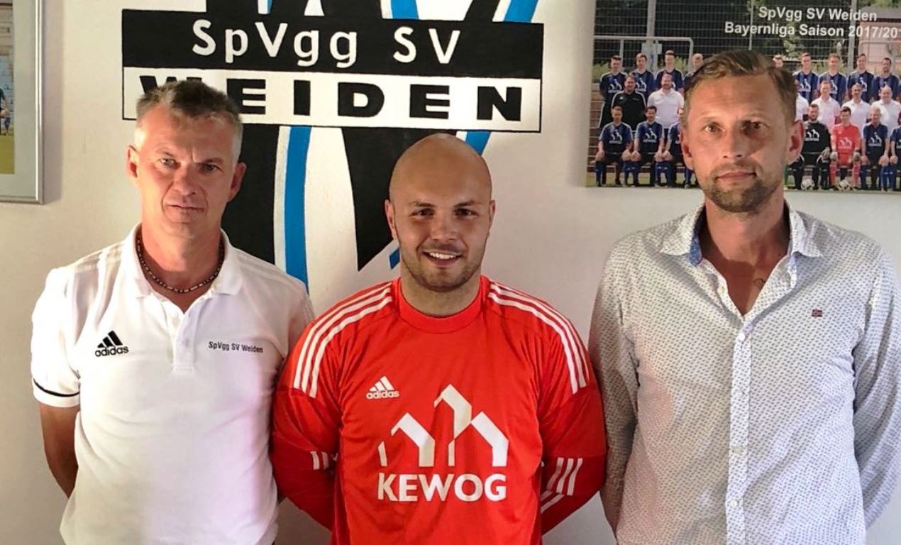 Vorstand Rainer Fachtan, neuer Torwart SpVgg SV Weiden Matthias Götz und Trainer Andreas Scheler
