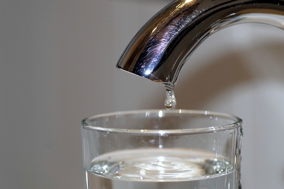 Wasserhahn Glas Trinken Trinkwasser Leitung