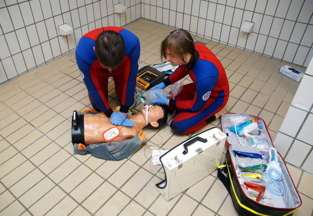 Wasserwacht Weiden Neustadt Lehrgang Defibrillator
