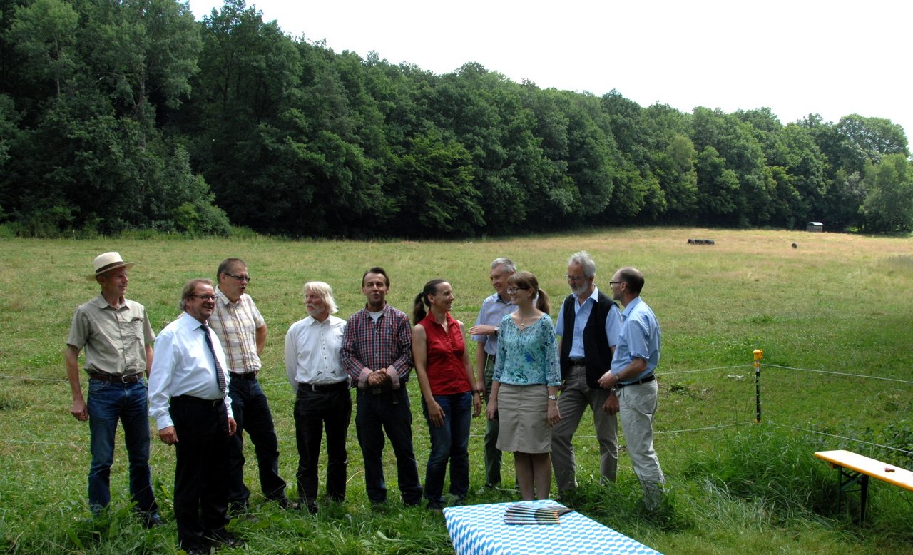 Auf der Weide von Hubert und Gabriele Ram (Fünfter und Sechste von links) informierten sich Vertreter von AELF und Wasserwirtschaftsamt Weiden, vom Bauernverband und von der Landesvereinigung für den ökologischen Landbau über die Haltung der Angus Rinder und das Vermarktungskonzept.