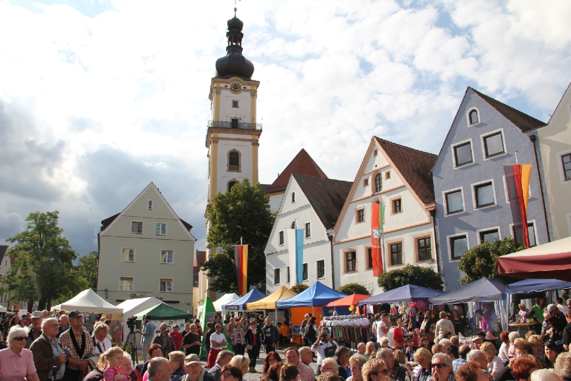 Beim Weidener Herbstfest 2015 tummelten sich viele Besucher in der Weidener Innenstadt.