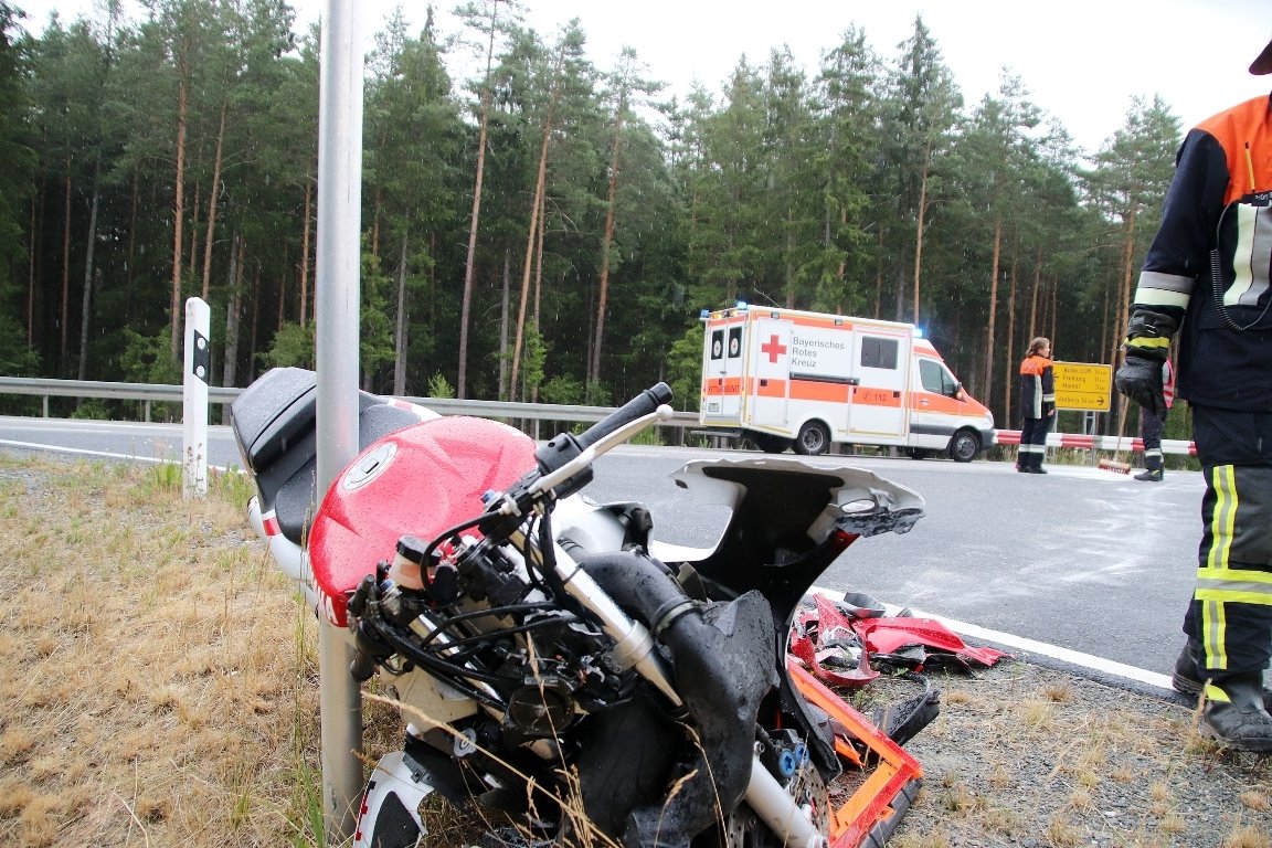 Weiherhammer schwerer Unfall Umgehungsstraße Motorradfahrerin schwer verletzt 2