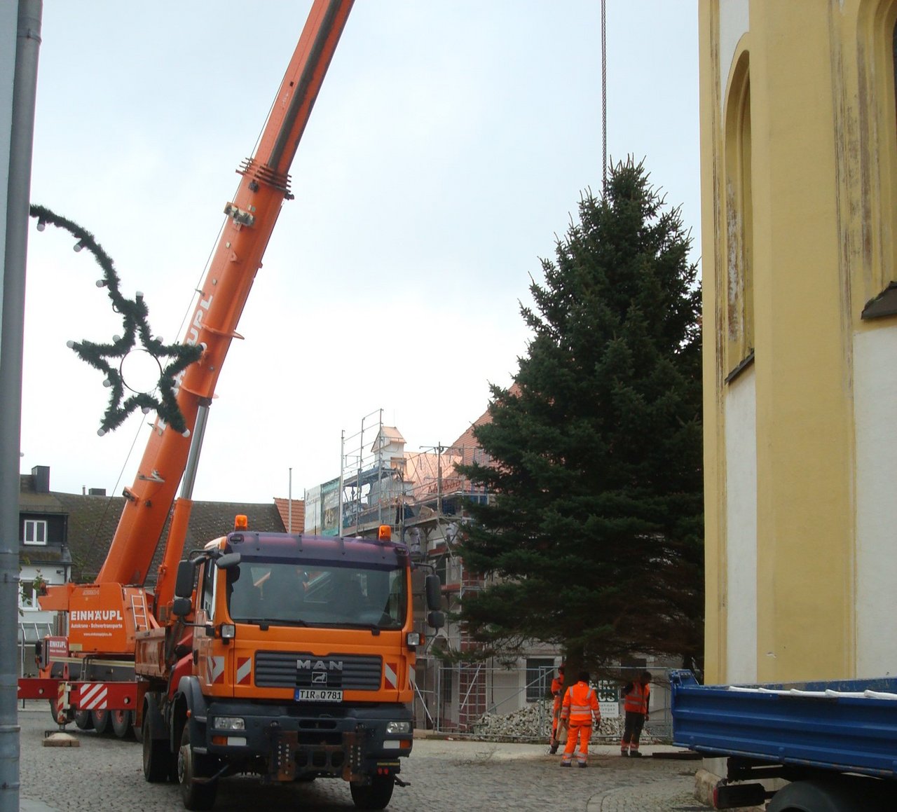 Vorsichtig hebt der Autokran den tonnenschweren Baum in die Vertiefung am Kirchplatz. Bis zum 6. Januar leuchtet das Prachtstück und erinnert an Weihnachten. Bild: Werner Männer
