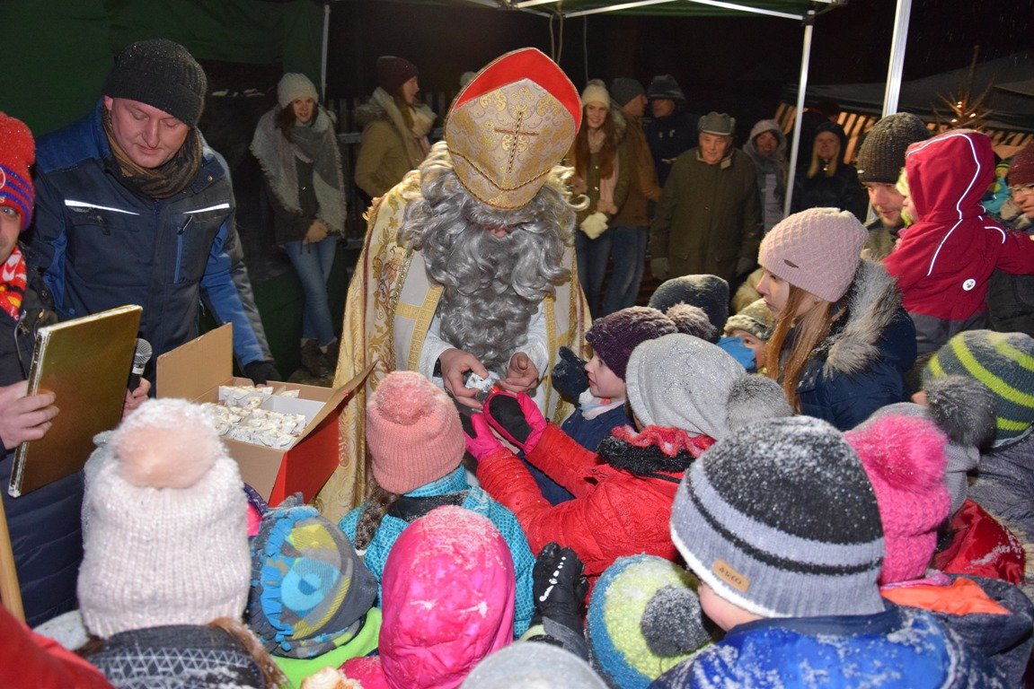 Alle Hände voll zu tun hatte der Nikolaus beim Weihnachtsmarkt Waldthurn 2017, als er mit Unterstützung von Jürgen Götz (links daneben) über 100 Päckchen an die wartenden Kinder verteilte. Bild: Tanja Pflaum
