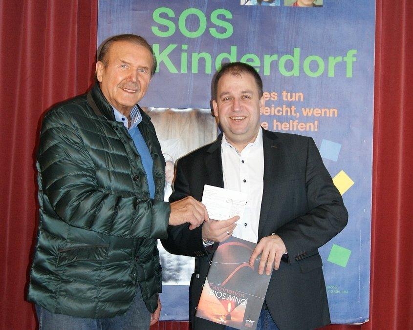Eduard Haider (links), Geschäftsführer der Haider Bioswing GmbH, übergab an Holger Hassel, Einrichtungsleiter des SOS-Kinderdorfes Oberpfalz, die Spende.