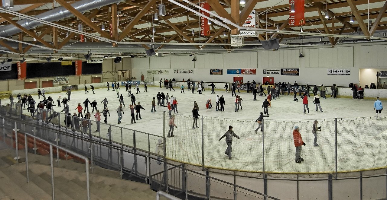 In die Eissporthalle Mitterteich kommen zu den beliebten Eisdiscos Jugendliche aus dem ganzen Landkreis Tirschenreuth. Bild: Werner Männer. 