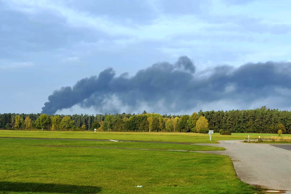 Die dicke schwarze Rauchwolke sieht man sogar von Latsch aus. Fotos: OberpfalzECHO