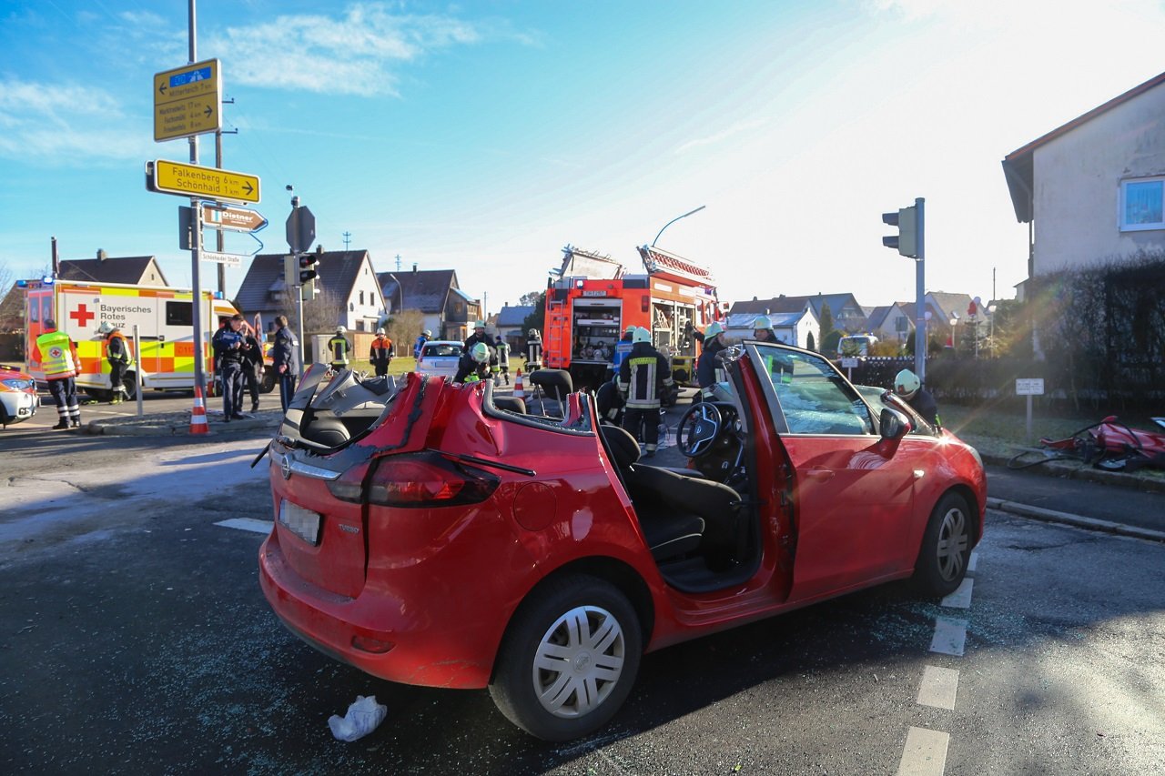 Wiesau_schwerer Verkehrsunfall im Kreuzungsbereich_rote Ampel übersehen_14