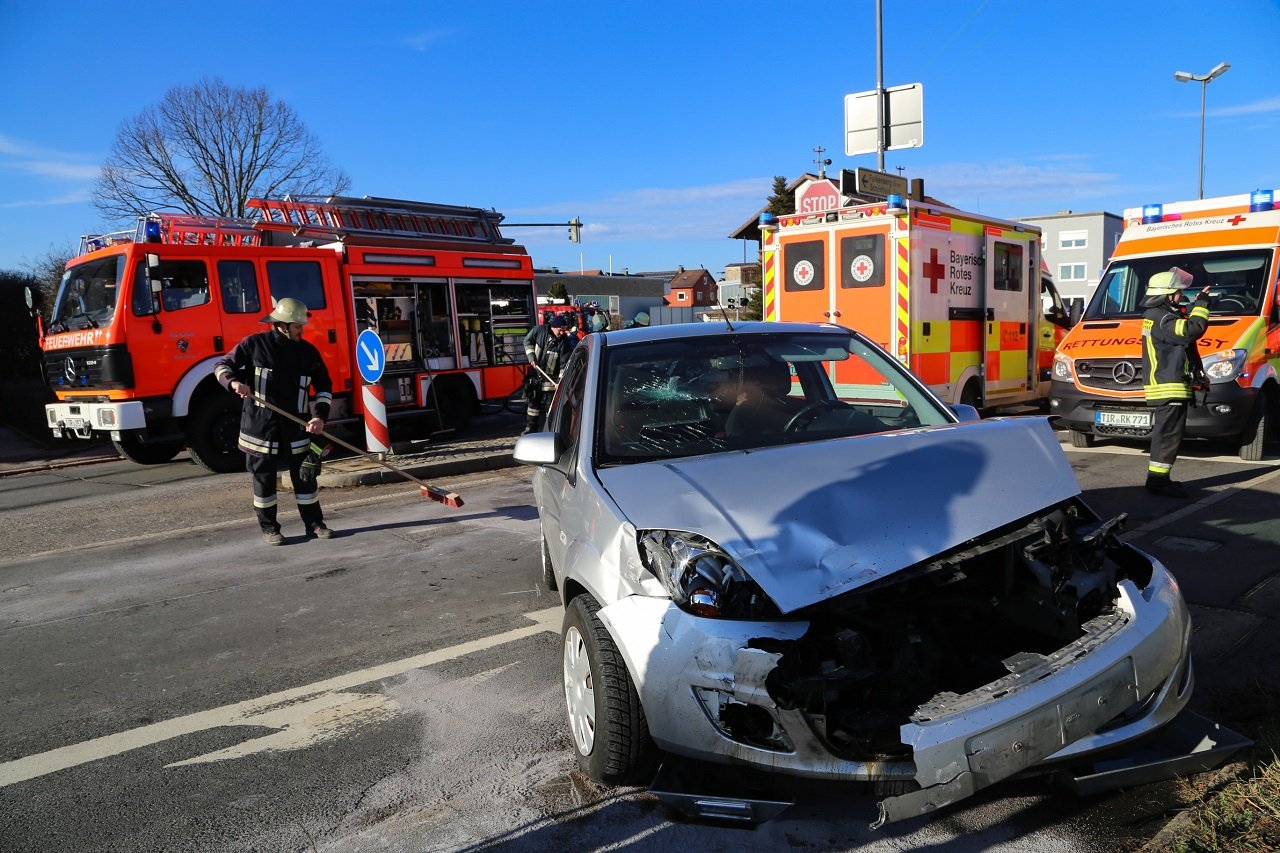 Wiesau_schwerer Verkehrsunfall im Kreuzungsbereich_rote Ampel übersehen_15