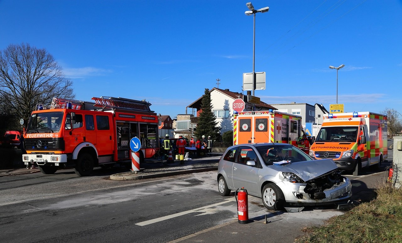 Wiesau_schwerer Verkehrsunfall im Kreuzungsbereich_rote Ampel übersehen_7