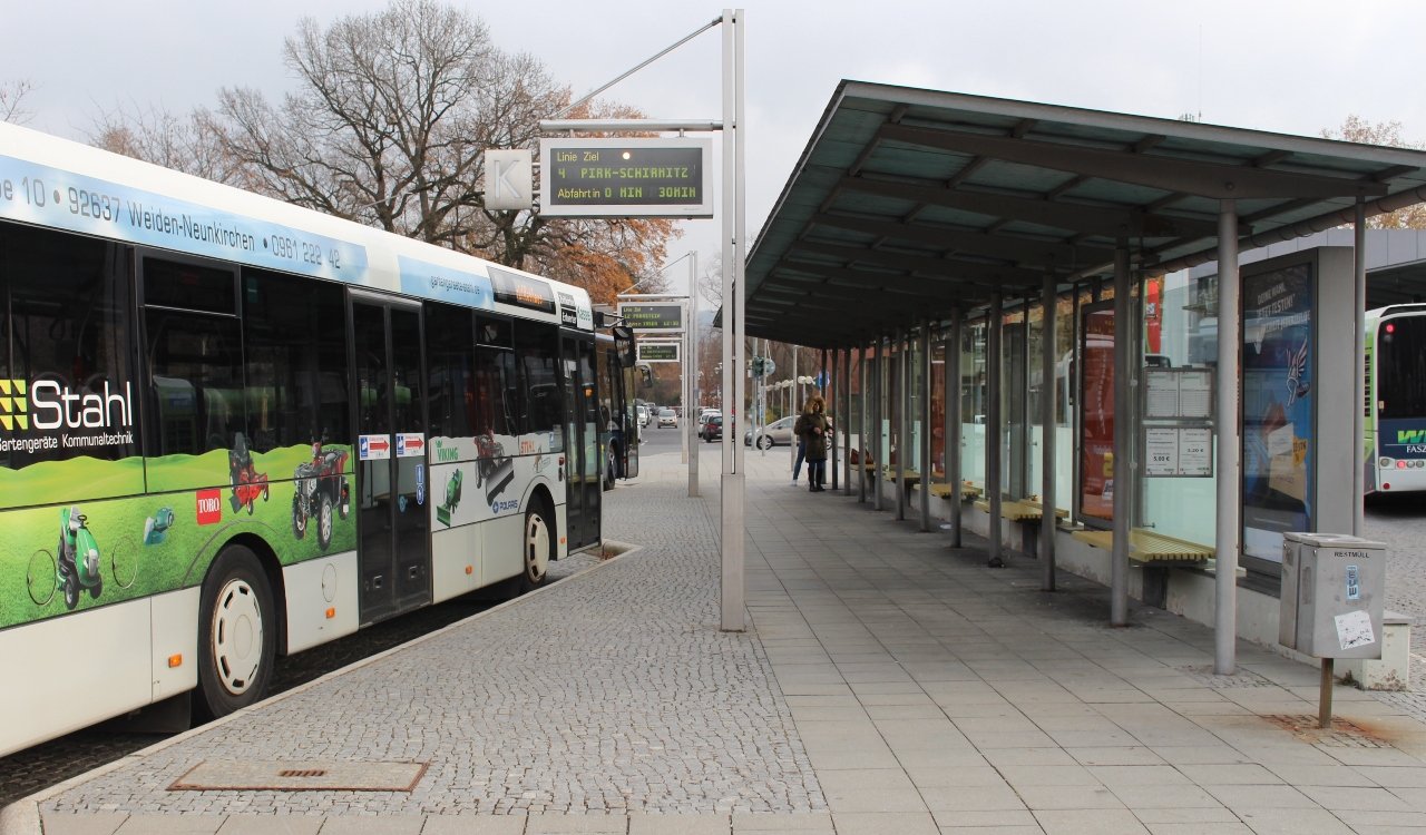 ZOB Weiden Zentralbahnhof Bushaltestelle Weiden Bus Symbol Symbolbild 1