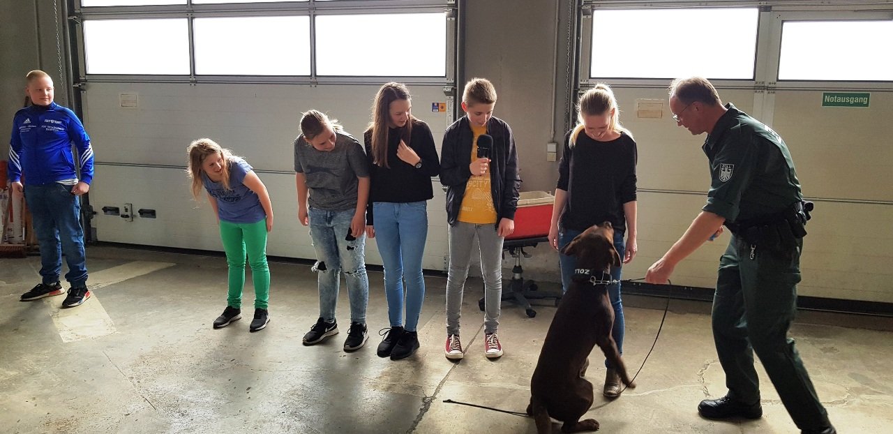 Zoll Selb Mittelschule Waldsassen Nachwuchsreporter im Einsatz Polizeihund Schüler Zoll Hund Polizei