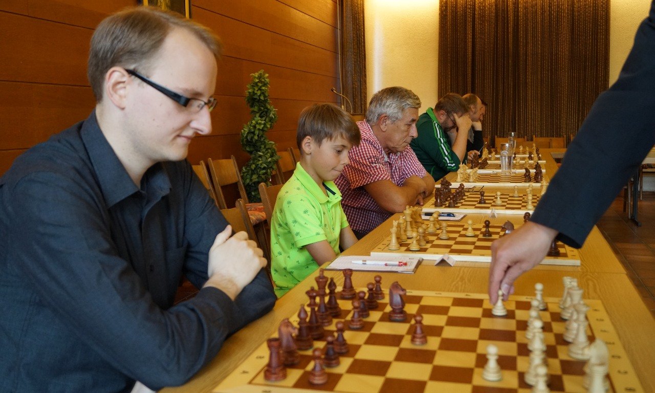 Neustadt/WN Schachclub Simultan-Schachspiel Die Neustädter Dr. Patrick Winter und Lorenz Nickl (von links)