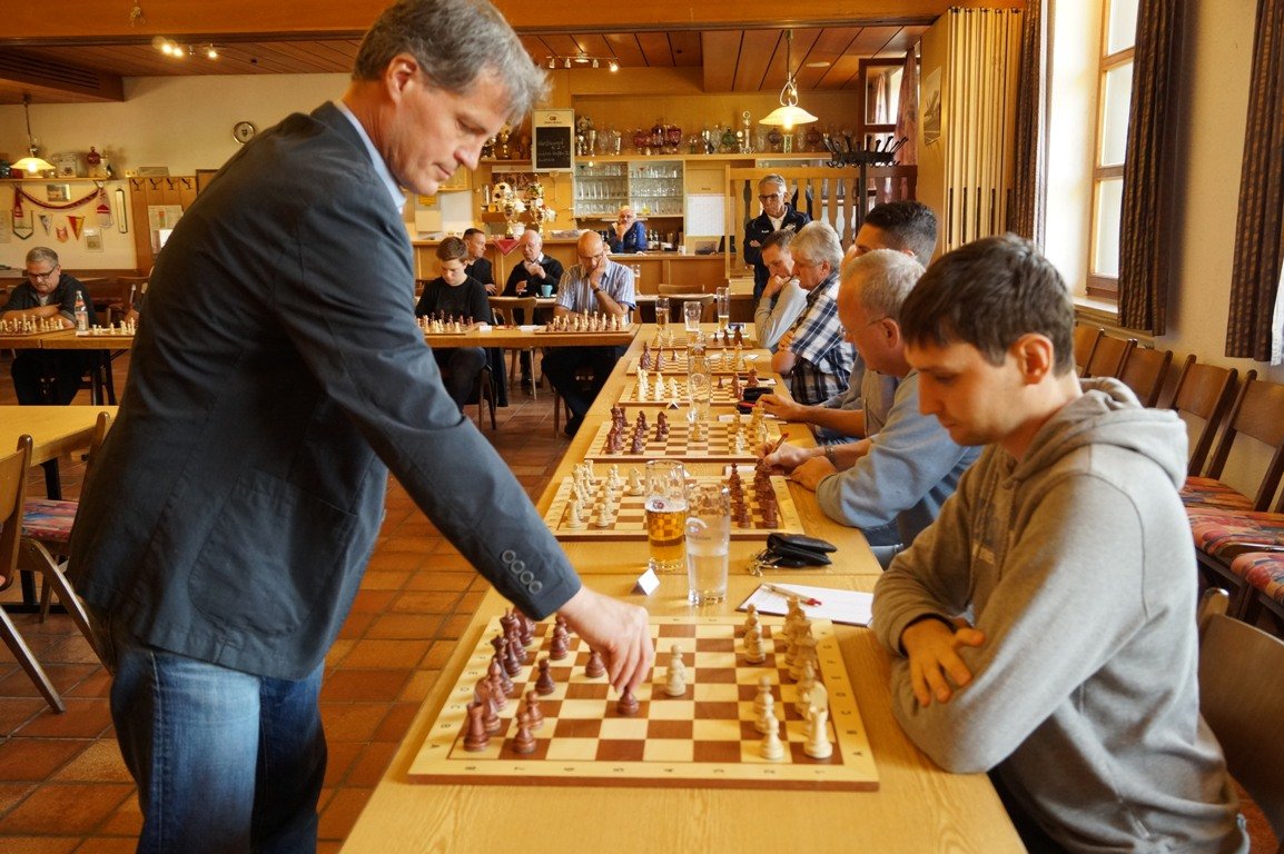 Neustadt/WN Schachclub Simultan-Schachspiel Wo geht der nächste Zug hin.