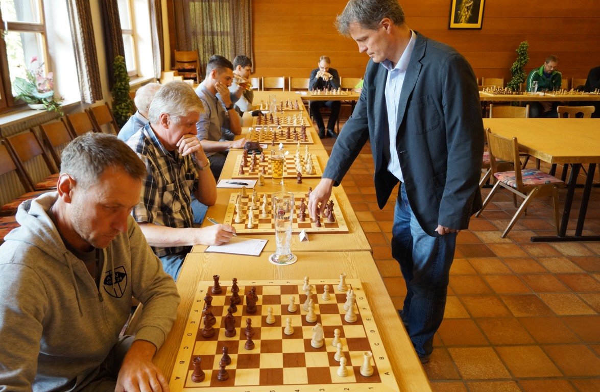 Neustadt/WN Schachclub Simultan-Schachspiel -nach jedem Zug ging der Großmeister Michael Bezold weiter