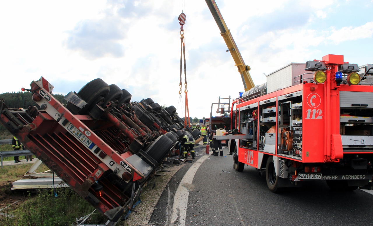 Schwerer LKW Unfall an der A6 bei Wernberg