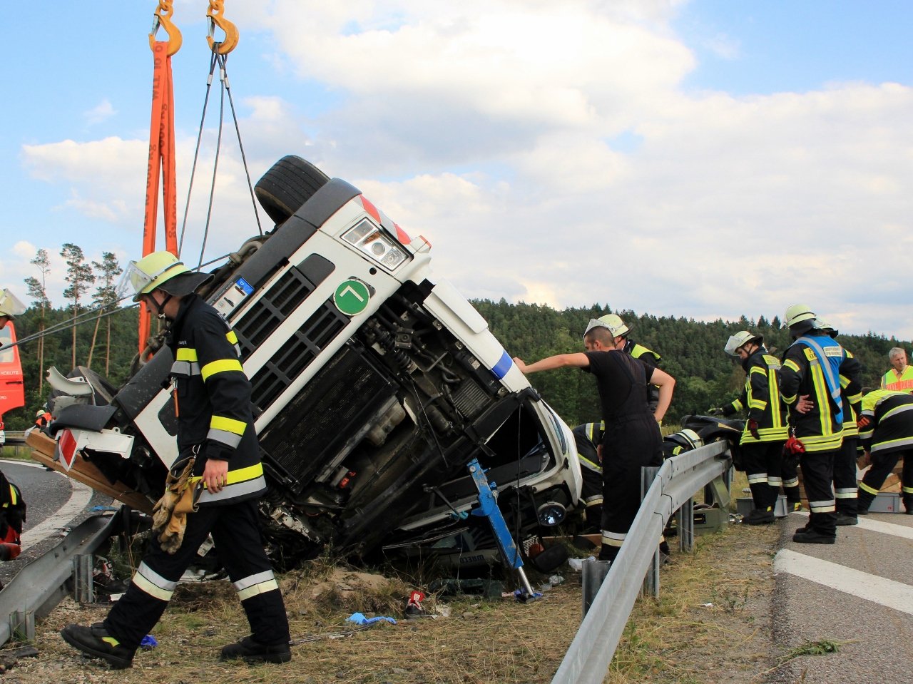 Schwerer LKW Unfall an der A6 bei Wernberg