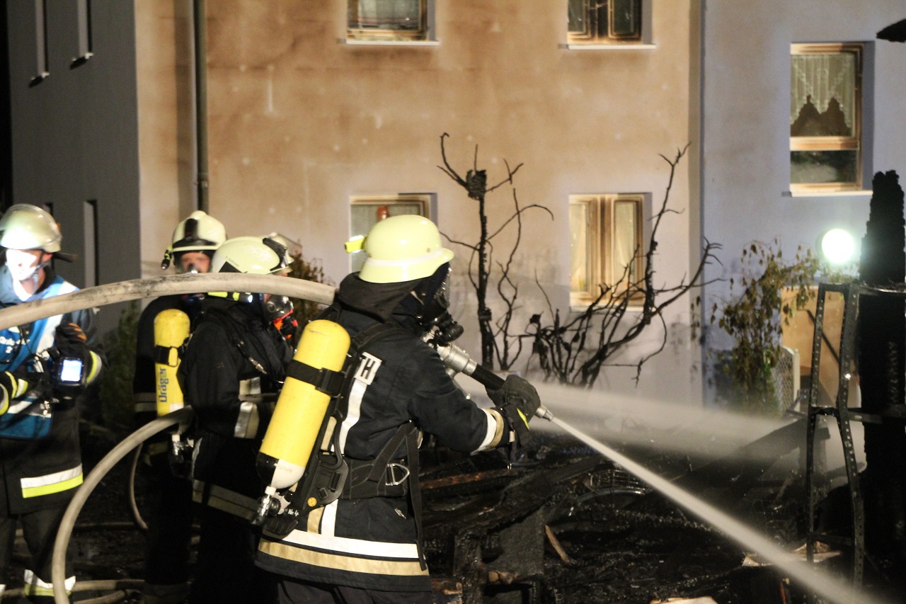 Schuppen und mehrere Pkw gehen in Flammen auf - 40 Anwohner unsanft geweckt und zeitnah evakuiert