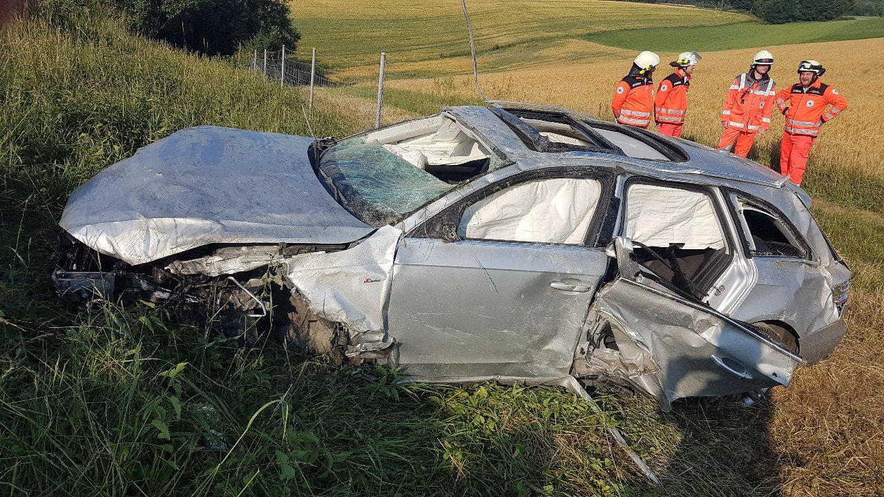Verkehrsunfall A93 Windischeschenbach Fahrer verschwunden Audi demoliert