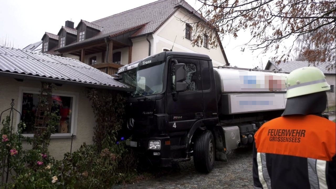 Milchtransporter Blitzeis Oberpfalz kracht in Gebäude