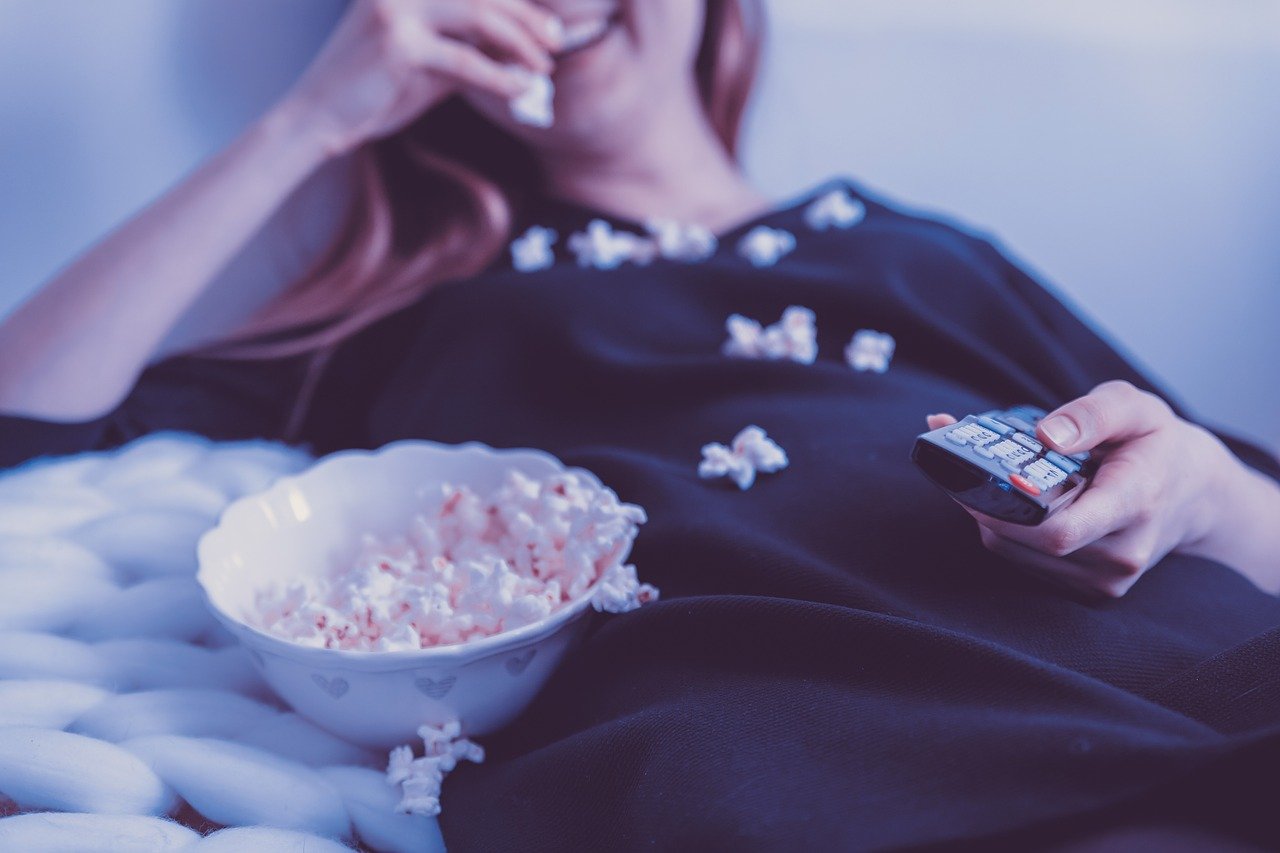 Fernsehen TV Sofa Popcorn Frau Video Streamen Netflix