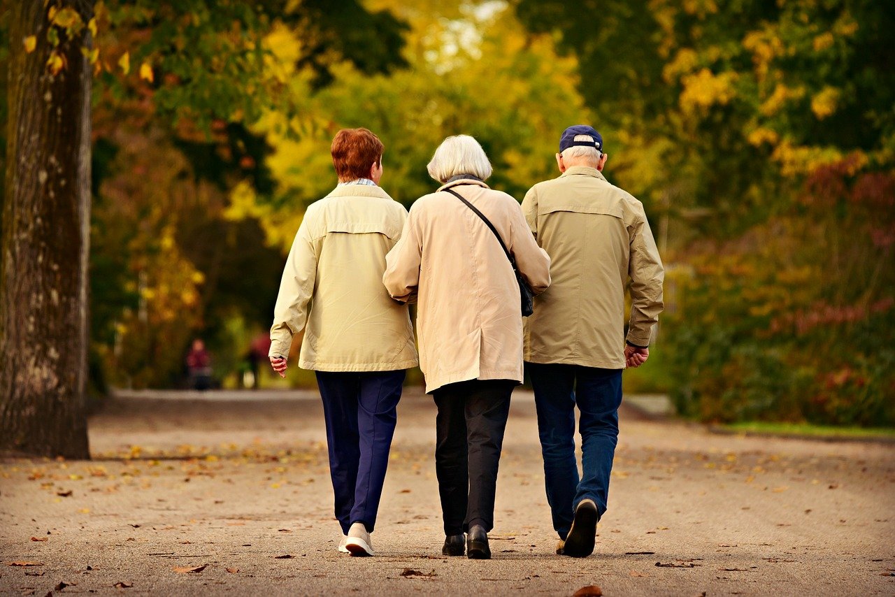 Senioren Ehepaar Mantel Jacke Spaziergang Winter Herbst Rentner Symbol