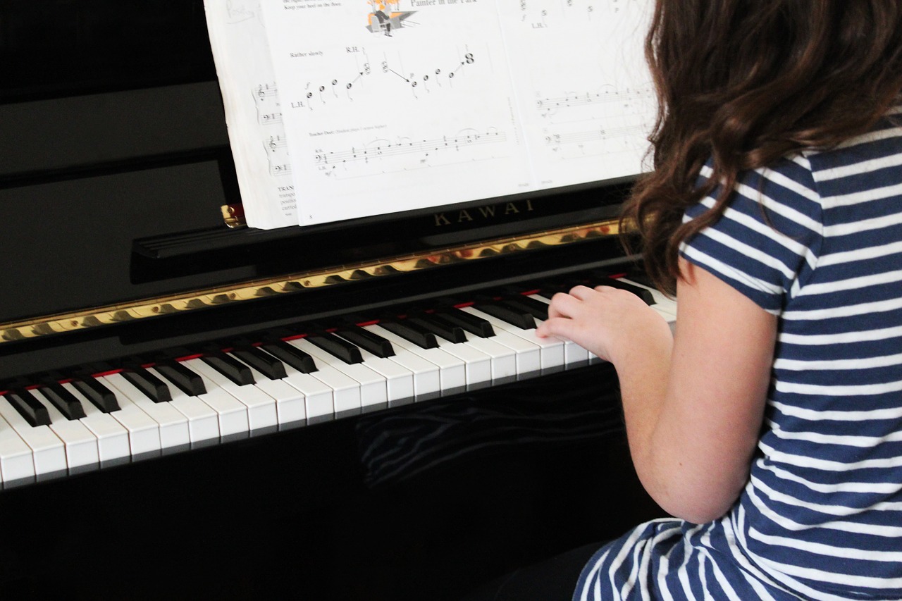 Musikschule Musik Musikstunde Unterricht Klavierstunde Klavier Instrument Piano Symbol Symbolbild