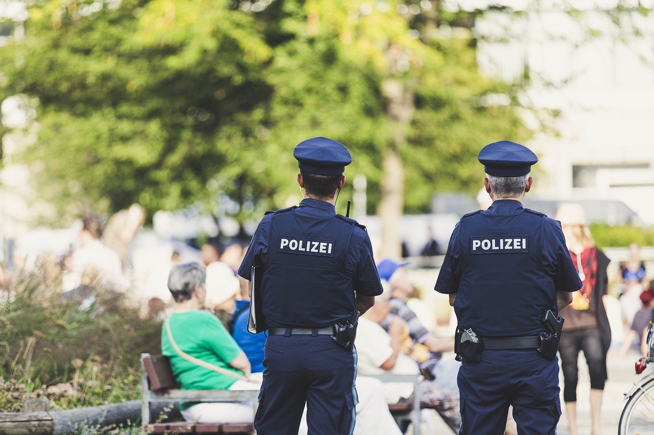 Polizei Polizisten Beamte Kontrollen Polizeikontrollen Verbot Park Menschen Gesetz Symbolbild Bild Pixabay