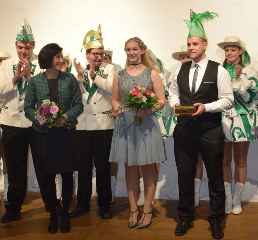 Prinzessin Lara II und Prinz Michael V freuen sich zusammen mit dem Hammerleser Faschingsverein und der Bürgermeisterin Tanja Schiffmann auf das Jubiläumsjahr.