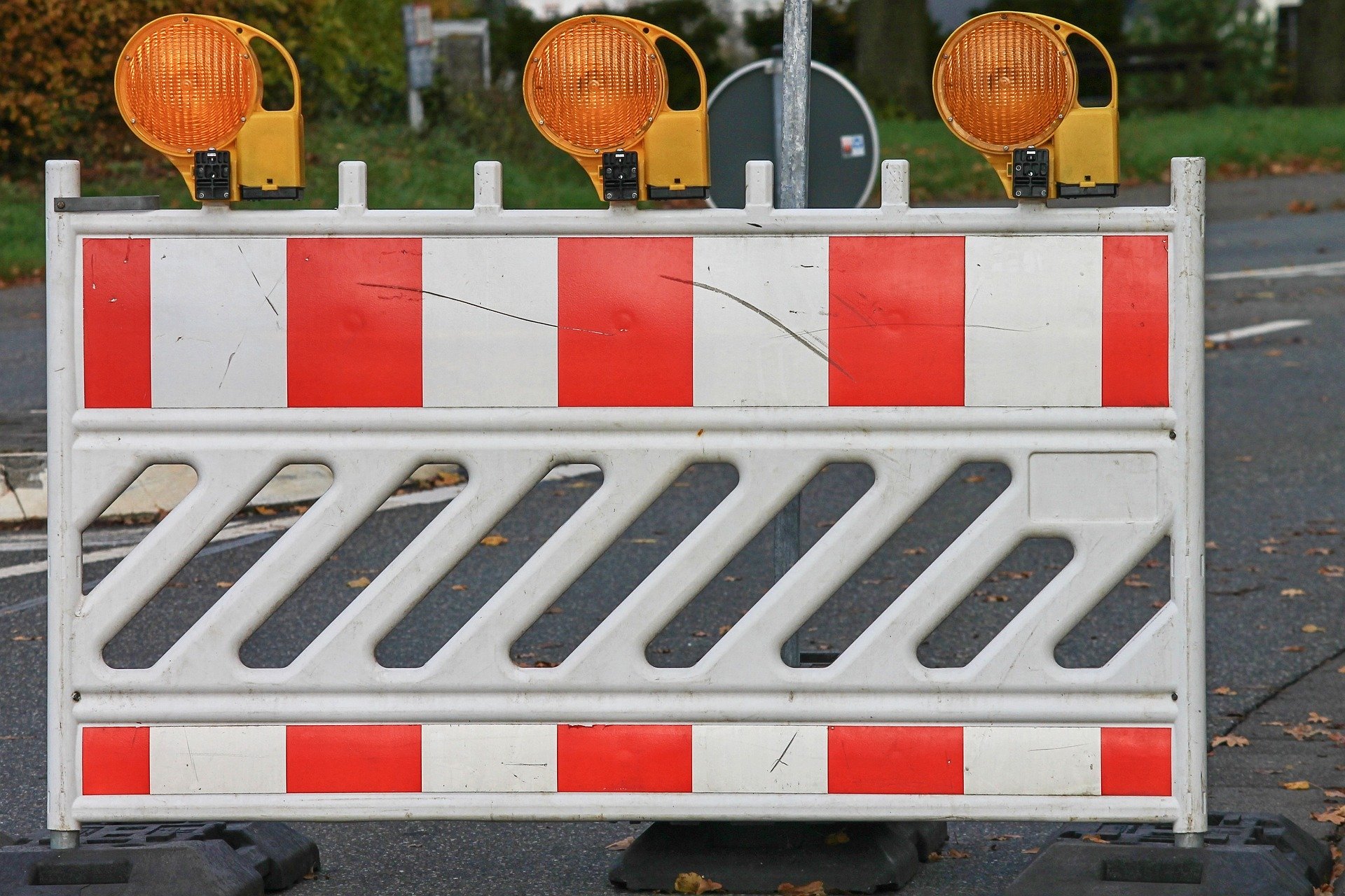 Straßensperre Sperre Verkehrsbehinderung gesperrt Verkehr Auto Autofahrer Straße Bild Symbolbild Regina Kiermaier Markt Parkstein
