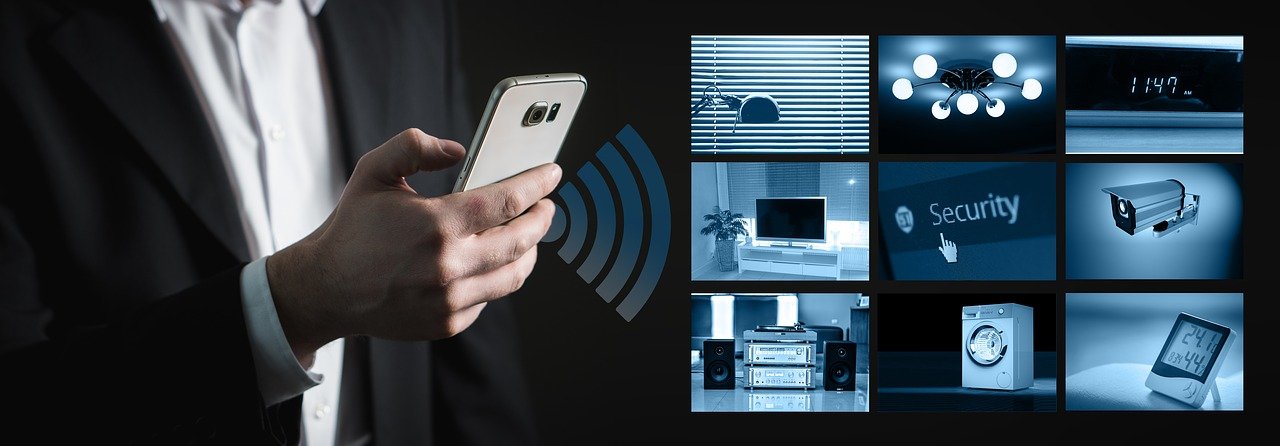 Smart Home System Mann Person Wohnung Küche Bad elektronisch digital überwachung zukunft bild pixabay symbolbild licht musik anlage