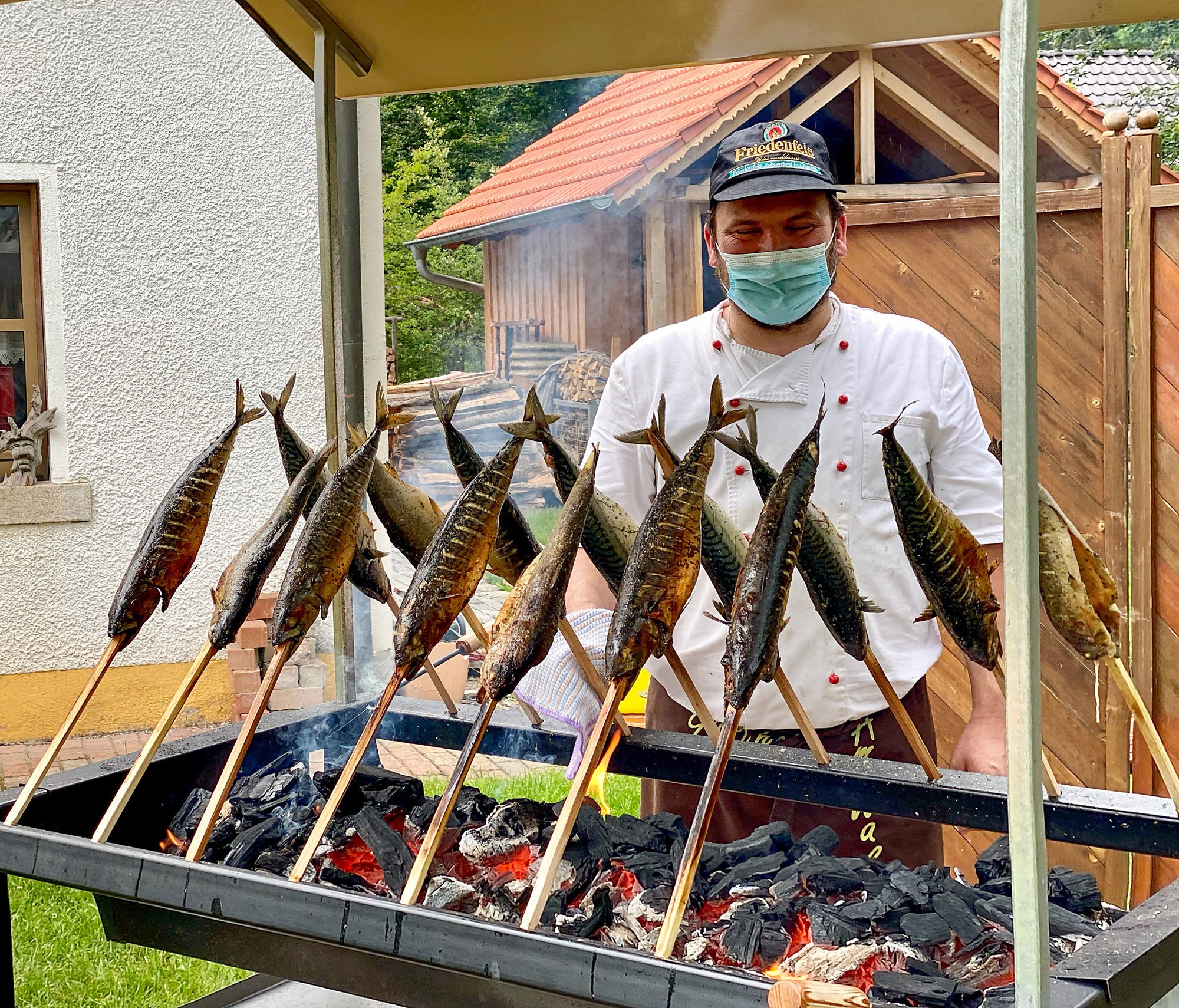 Leckere Makrelen bereitete Andreas Schaumberger auf seinem selbstgebauten Steckerlgrill für seine Gäste zu.