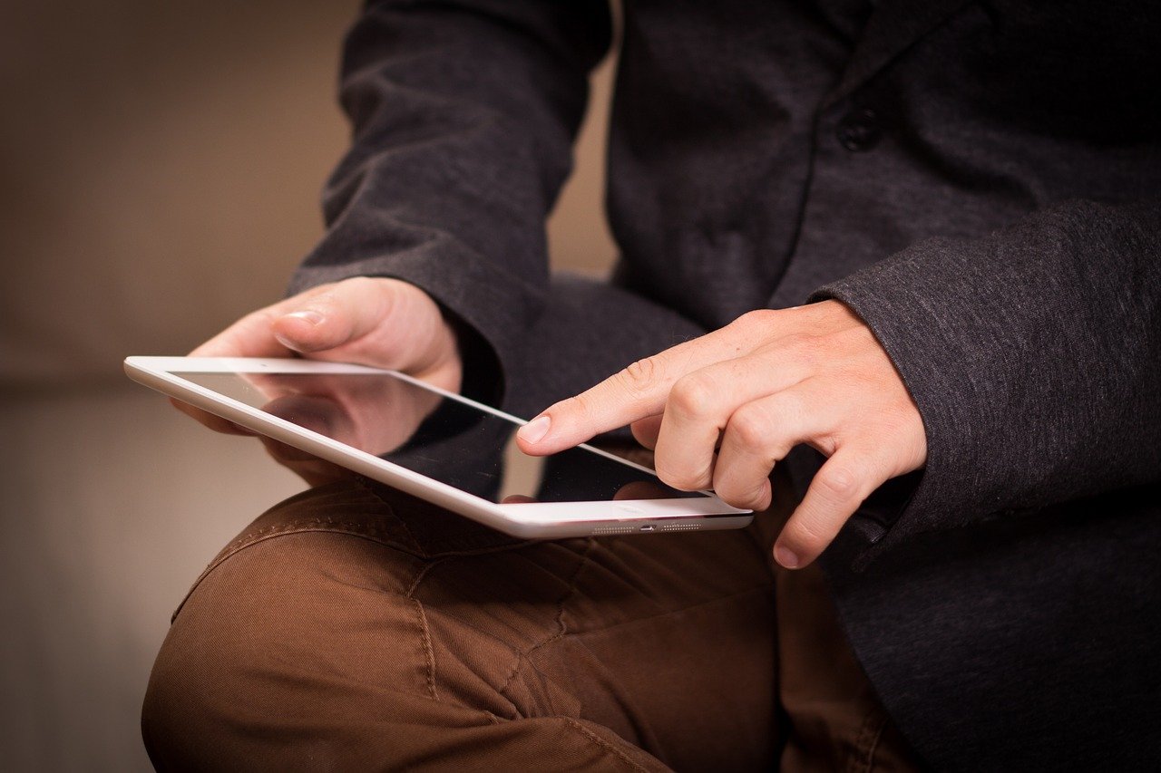 Tablet Samsung Apple Computer Lesen Gerät Dieb Diebstahl Arbeit Büro Bild Symbolbild Pixabay