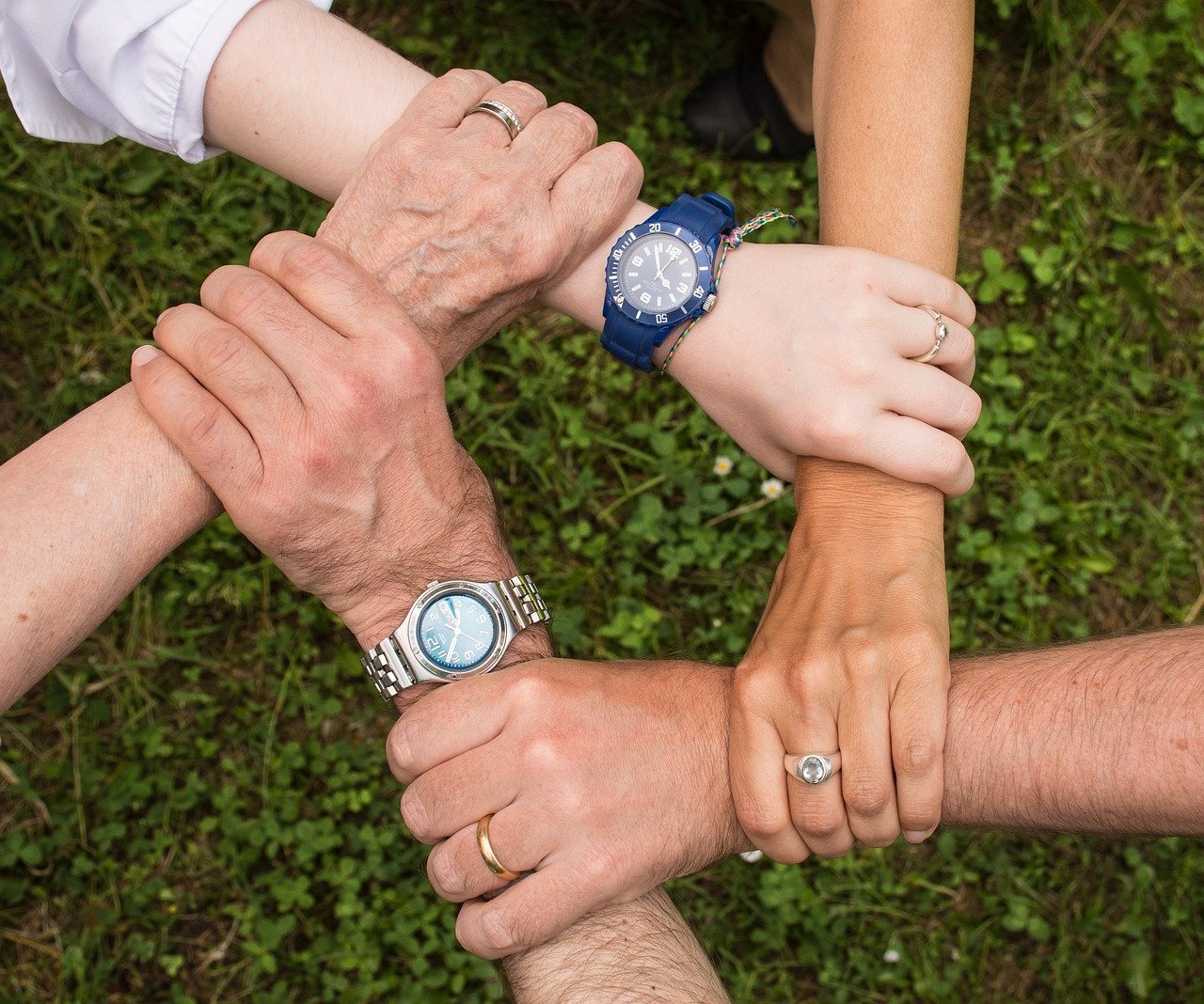 Teamgeist Hände Menschen Jung Alt Zusammenhalt Symbolbild Bild Pixabay