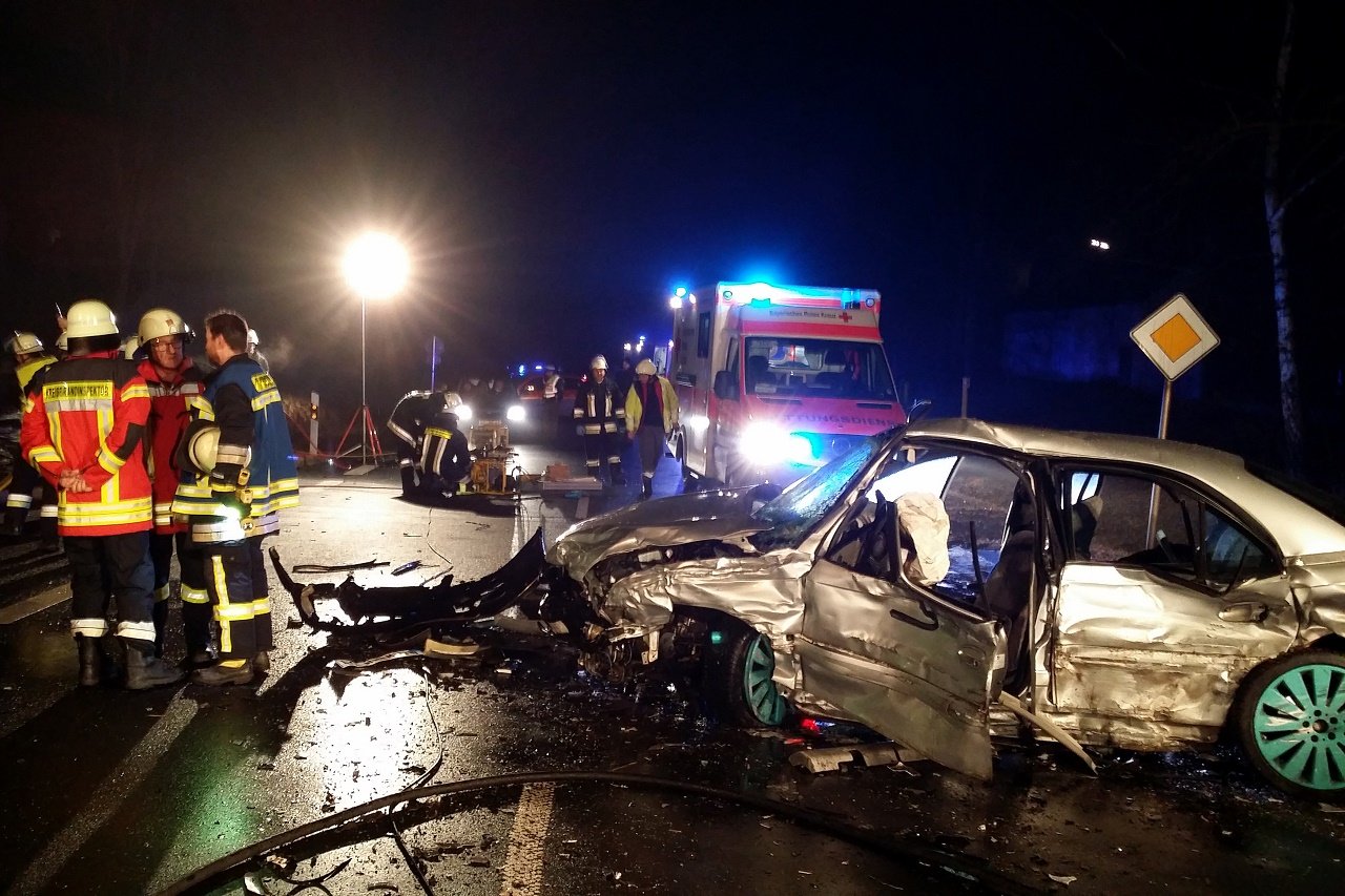 Unfall Verkehrsunfall tödlich Tod Mantel