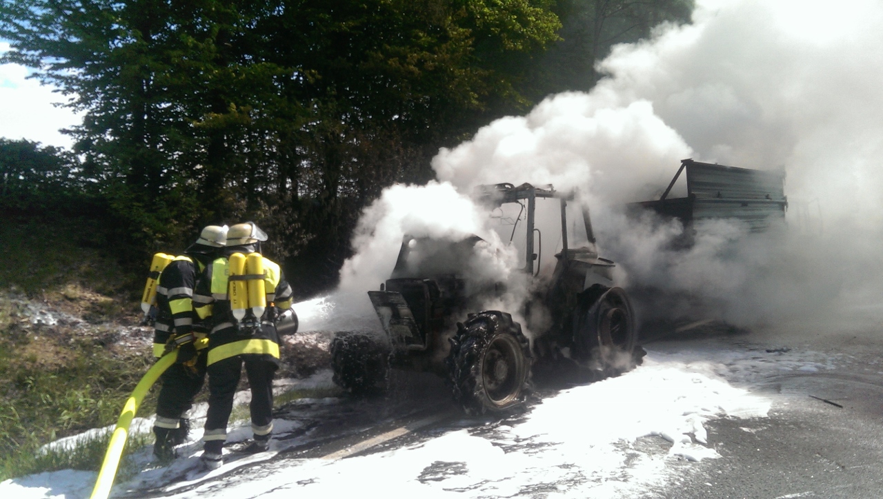 Traktor brennt vollständig aus
