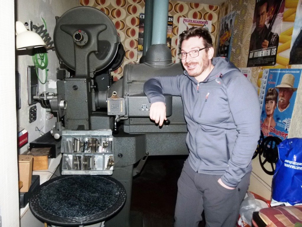 Seit 2018 legt Marco Knott Hand an das Kino seines Großvater an. Die Filmprojektoren, obwohl sie schon einige Jahrzehnte auf dem Buckel haben, funktionieren noch immer. Foto: Theo Kurtz