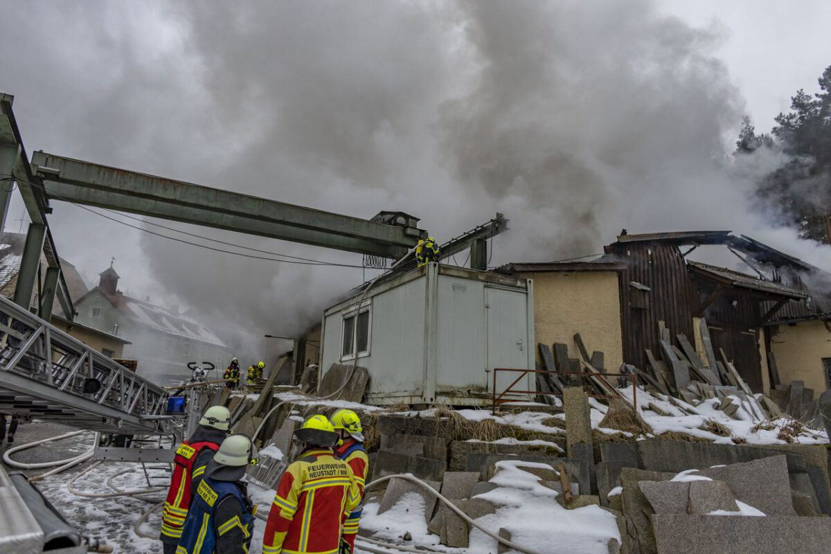 Bei einem Brand in Flossenbürg sind zahlreiche Feuerwehren der Region im Einsatz. Foto:OberpfalzECHO/David Trott