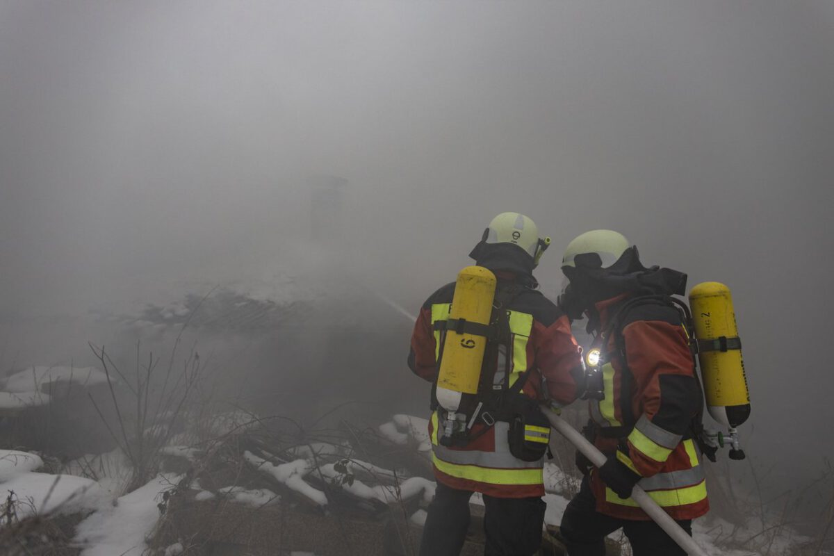 Bei einem Brand in Flossenbürg sind zahlreiche Feuerwehren der Region im Einsatz. Foto:OberpfalzECHO/David Trott