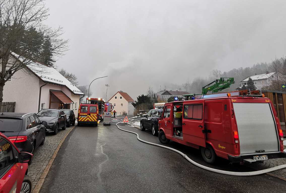 Im Industriegebiet in Flossenbürg ist ein Feuer ausgebrochen. Bild: David Trott/OberpfalzECHO