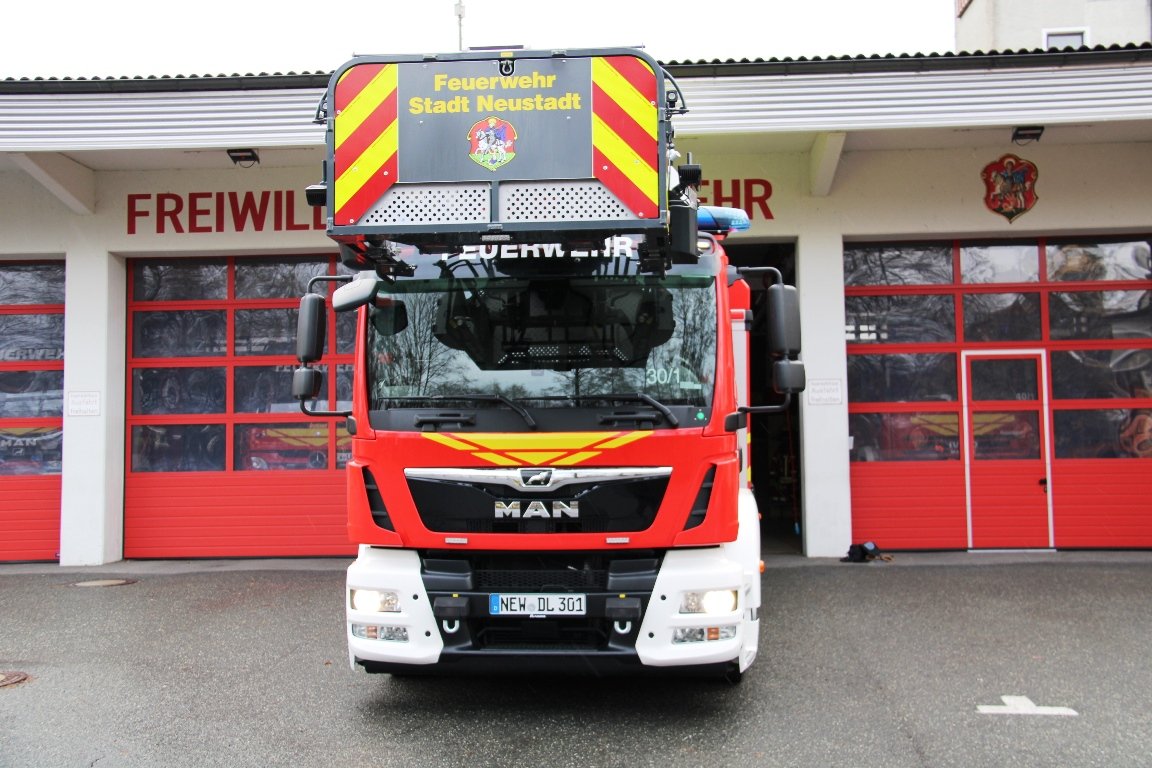Seit Freitag ist der Iveco Magirus DLKA M32L-AT der ganze Stolz der Neustädter Feuerwehr. Das 
 25.000 Euro teure Drehleiterfahrzeug ersetzt seinen 30 Jahre alten Vorgänger.
