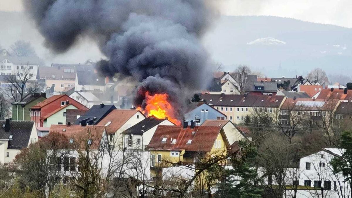 In der Inneren Flosser Straße steht ein Werkstattgebäude in Flammen. Fotos: OberpflazECHO