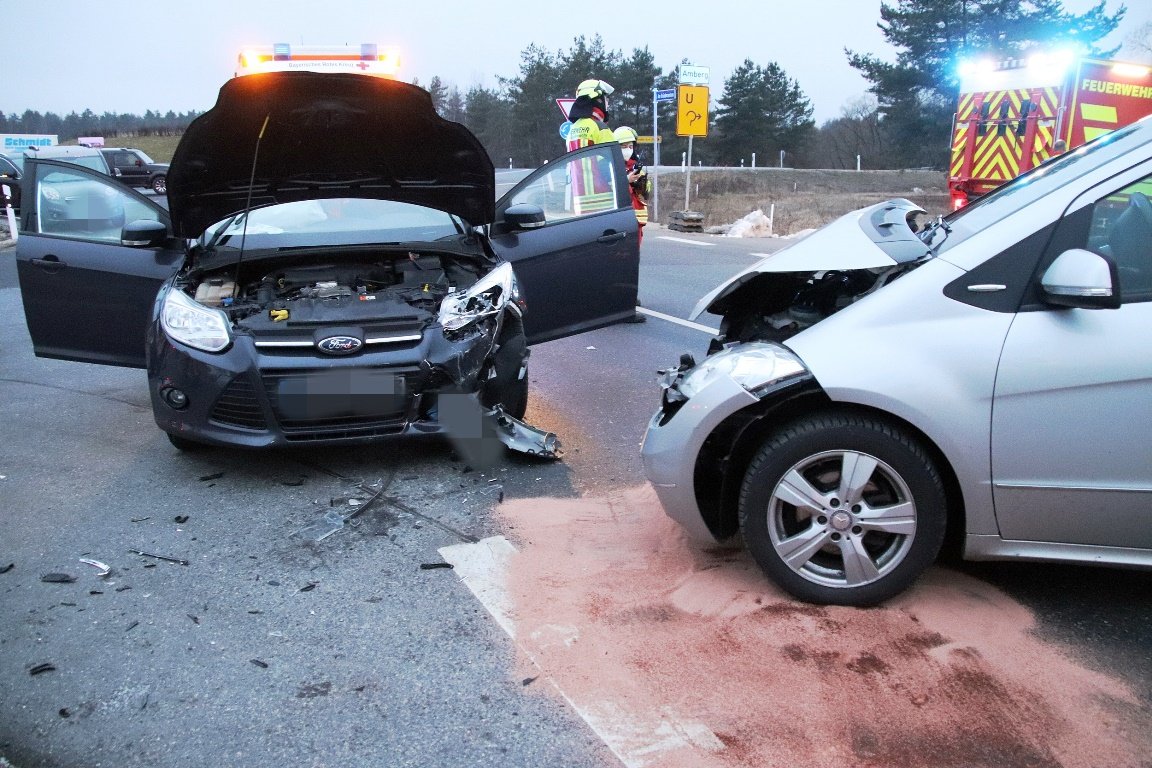 Bei dem Unfall am Gründerzentrum wurden beide Autofahrer verletzt. Fotos (4): Jürgen Masching