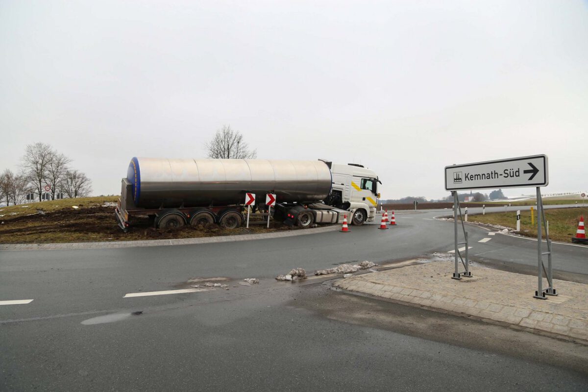 Unfall Kreisverkehr Lastwagen Kemnath News5 Wellenhöfer (2)