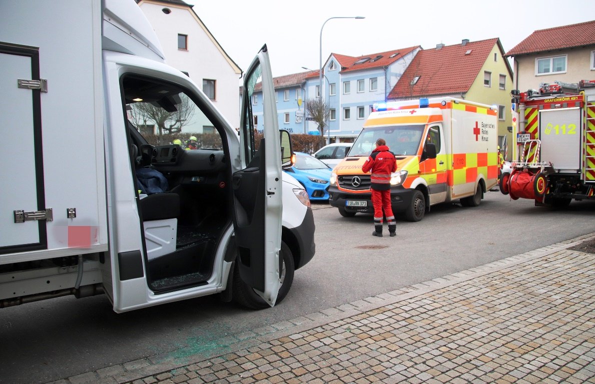 Der Fahrer krachte scheinbar unkontrolliert gegen die Hausmauer. Der Fahrer wurde leicht verletzt. Fotos (4): Jürgen Masching