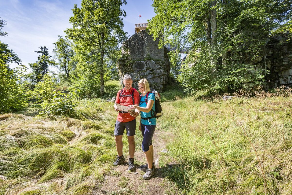 Wandern an der Burgruine Schellenberg. Foto: Oberpfälzer Wald/Thomas Kujat