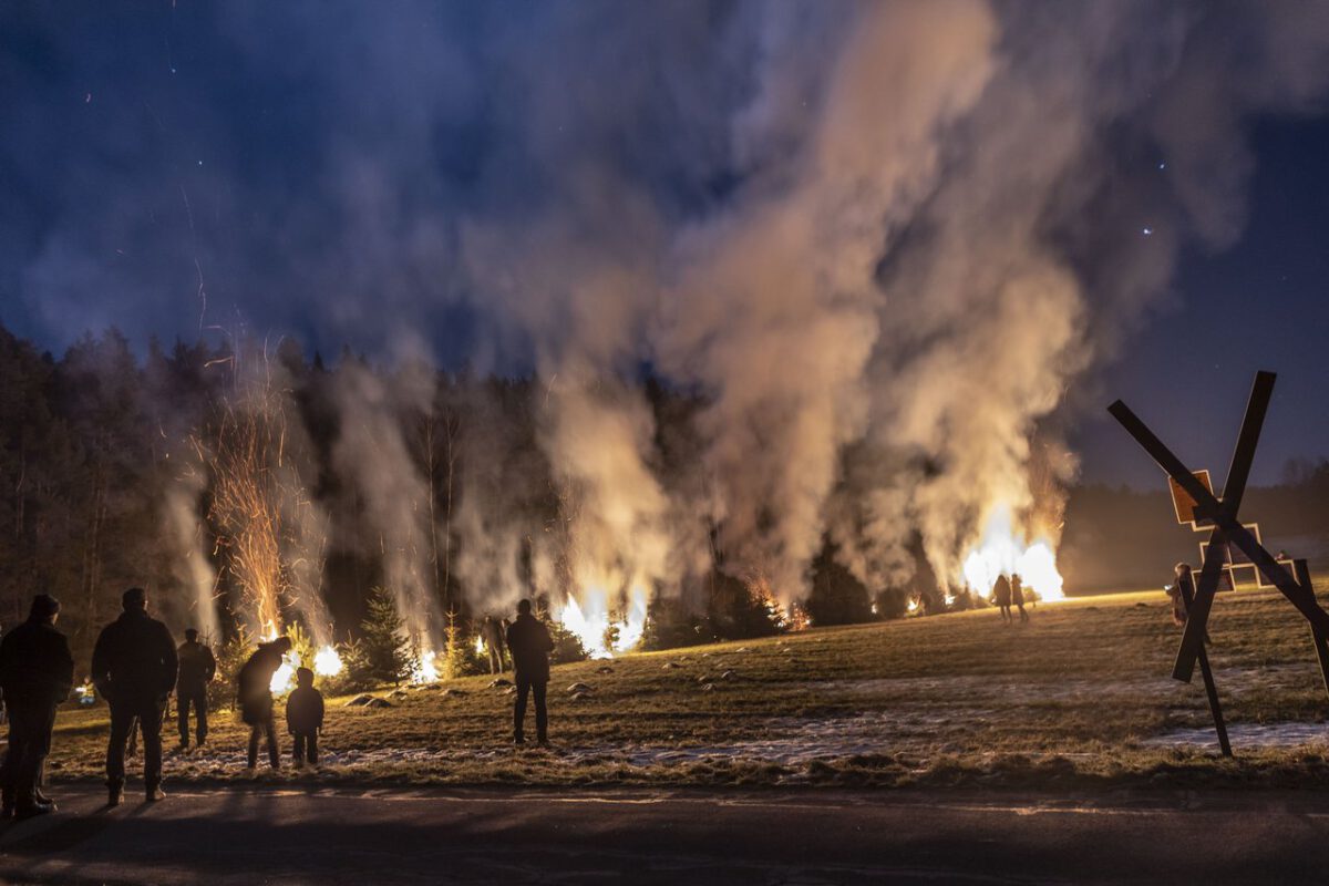 Im Widerstand gegen Südostlink haben viele Störnsteiner ein Mahnfeuer mit 200 Weihnachtsbäumen entzündet. Foto: OberpfalzECHO/David Trott